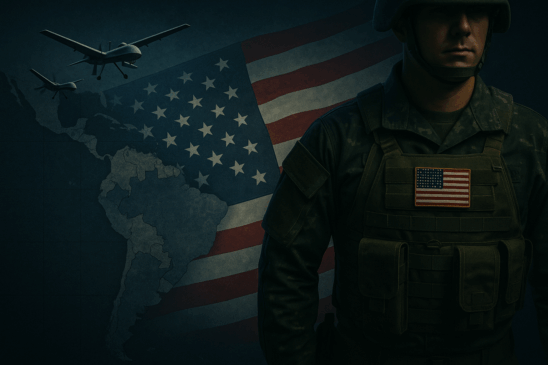 Imagem ilustrativa mostra a presença militar dos EUA sobre a América Latina. Em destaque, um soldado norte-americano com uniforme tático e bandeira dos Estados Unidos no peito simboliza o reforço da estratégia militar. Ao fundo, a bandeira americana sobrepõe-se ao mapa da América Latina, enquanto drones sobrevoam a região, representando vigilância e expansão da influência militar na retomada da Doutrina Monroe.