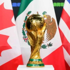 Taça da copa do mundo na frente das bandeiras de México, Canadá, e EUA