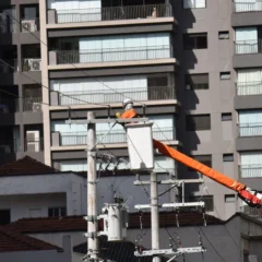 Bairros de São Paulo têm falta de luz pelo terceiro dia seguido devido ao vendaval que atingiu a cidade. Na foto, funcionários da Enel trabalhando na Rua Eça de Queiroz, na Vila Mariana  • ROBERTO CASIMIRO/FOTOARENA/ESTADÃO CONTEÚDO