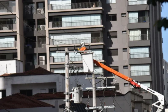 Bairros de São Paulo têm falta de luz pelo terceiro dia seguido devido ao vendaval que atingiu a cidade. Na foto, funcionários da Enel trabalhando na Rua Eça de Queiroz, na Vila Mariana  • ROBERTO CASIMIRO/FOTOARENA/ESTADÃO CONTEÚDO