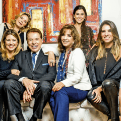 Família Silvio Santos junta em um sofá