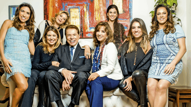 Família Silvio Santos junta em um sofá