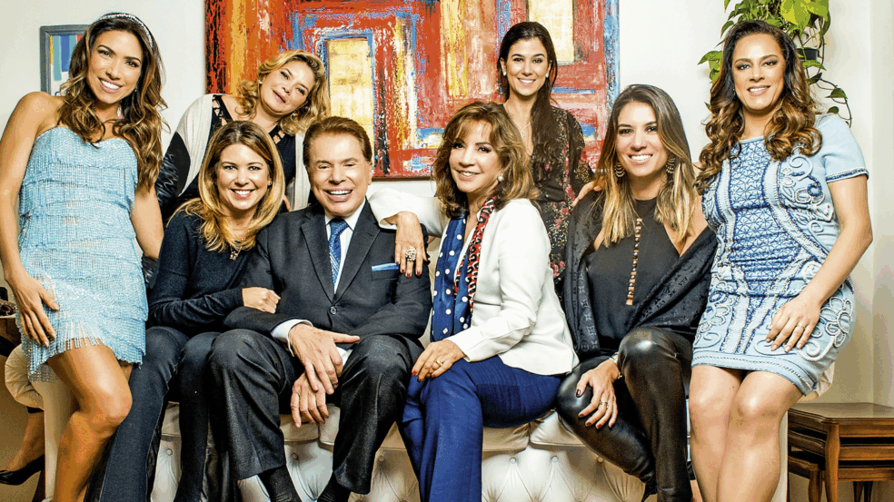 Família Silvio Santos junta em um sofá