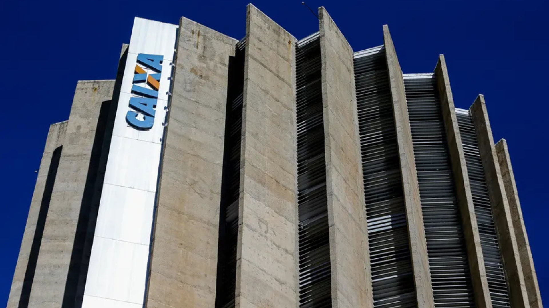 Prédio da Caixa de baixo para cima