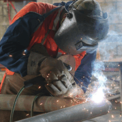 Pessoa do indústria soldando ferro com aparelho de solda