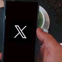 celular na mão com logo do X