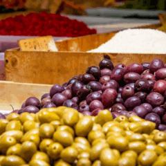 Caixa com alimentos e azeitonas