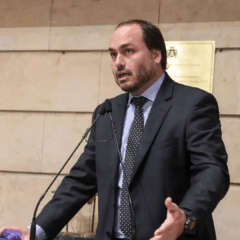 Carlos Bolsonaro falando