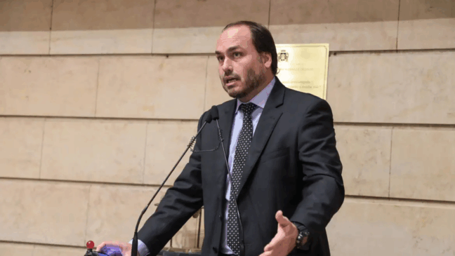 Carlos Bolsonaro falando