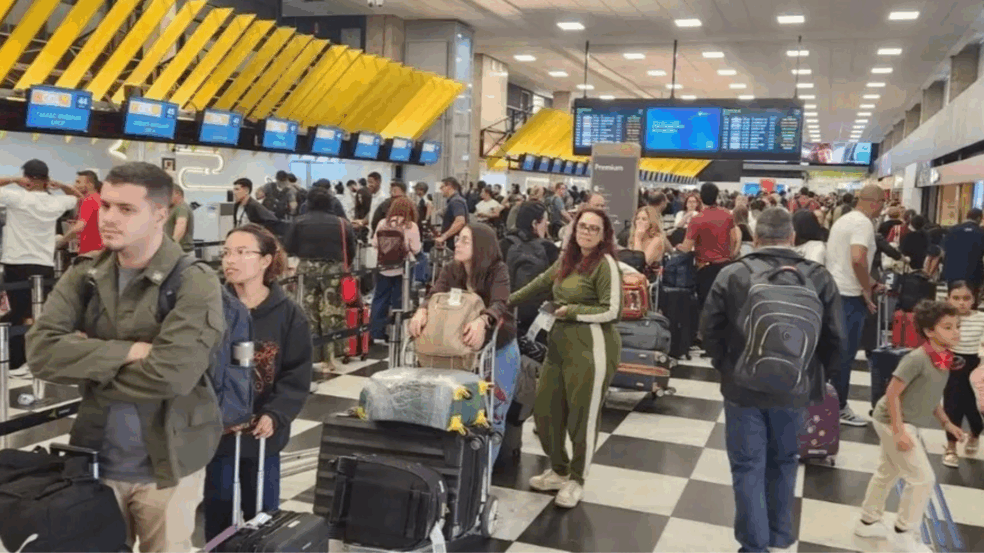 Aeroporto de congonhas lotado com Voos em são paulo cancelados Aeroporto de congonhas lotado com Voos em são paulo cancelados