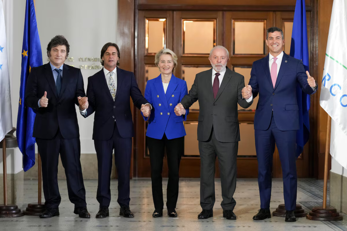 A partir da esquerda: o presidente da Argentina, Javier Milei, o presidente do Uruguai, Luis Lacalle Pou, a presidente da Comissão Europeia, Ursula von der Leyen, o presidente do Brasil, Luiz Inácio Lula da Silva, e o presidente do Paraguai, Santiago Pena, posam para uma foto durante a Cúpula do Mercosul em Montevidéu, Uruguai, nesta sexta-feira, 6 de dezembro Foto: Matilde Campodonico/AP
A partir da esquerda: o presidente da Argentina, Javier Milei, o presidente do Uruguai, Luis Lacalle Pou, a presidente da Comissão Europeia, Ursula von der Leyen, o presidente do Brasil, Luiz Inácio Lula da Silva, e o presidente do Paraguai, Santiago Pena, posam para uma foto durante a Cúpula do Mercosul em Montevidéu, Uruguai, nesta sexta-feira, 6 de dezembro Foto: Matilde Campodonico/AP