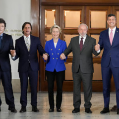 A partir da esquerda: o presidente da Argentina, Javier Milei, o presidente do Uruguai, Luis Lacalle Pou, a presidente da Comiss&atilde;o Europeia, Ursula von der Leyen, o presidente do Brasil, Luiz In&aacute;cio Lula da Silva, e o presidente do Paraguai, Santiago Pena, posam para uma foto durante a C&uacute;pula do Mercosul em Montevid&eacute;u, Uruguai, nesta sexta-feira, 6 de dezembro Foto: Matilde Campodonico/AP
