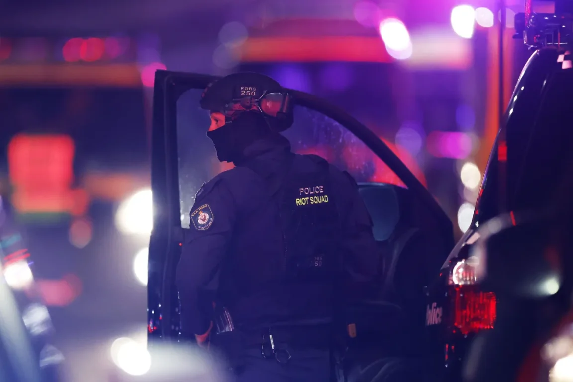 Um membro do Esquadrão de Choque da Polícia atende a ocorrência no local de um tiroteio em massa na praia de Bondi, em 14 de dezembro de 2025, em Sydney, Austrália. • Darrian Traynor/Getty Images Um membro do Esquadrão de Choque da Polícia atende a ocorrência no local de um tiroteio em massa na praia de Bondi, em 14 de dezembro de 2025, em Sydney, Austrália. • Darrian Traynor/Getty Images