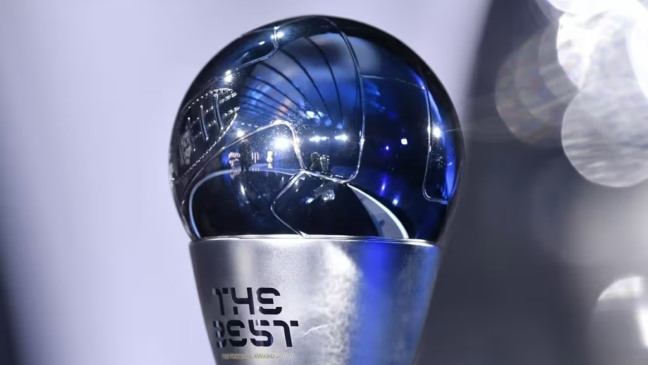 Troféu do prêmio The Best, entregue pela Fifa aos melhores do ano • Divulgação/Fifa