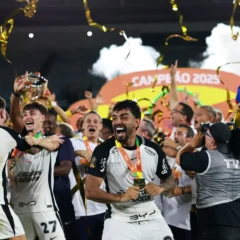 Jogadores do Corinthians celebram o t&iacute;tulo da Copa do Brasil &bull; Buda Mendes/Getty Images