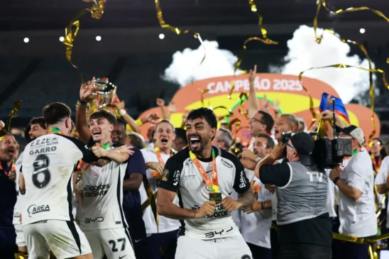 Jogadores do Corinthians celebram o título da Copa do Brasil • Buda Mendes/Getty Images