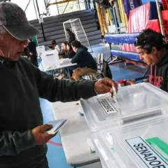 Eleitor deposita seu voto em uma urna durante as eleições presidenciais chilenas de 2025  • Cristobal Basaure Araya/SOPA Images/LightRocket via Getty Images