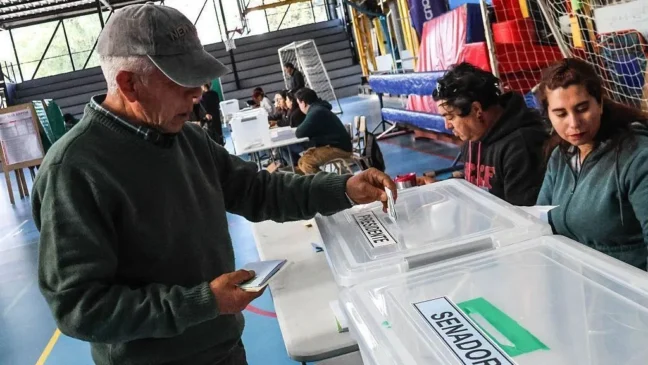 Eleitor deposita seu voto em uma urna durante as eleições presidenciais chilenas de 2025  • Cristobal Basaure Araya/SOPA Images/LightRocket via Getty Images