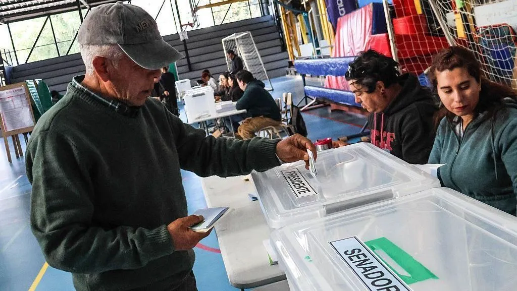 Eleitor deposita seu voto em uma urna durante as eleições presidenciais chilenas de 2025 • Cristobal Basaure Araya/SOPA Images/LightRocket via Getty Images Eleitor deposita seu voto em uma urna durante as eleições presidenciais chilenas de 2025 • Cristobal Basaure Araya/SOPA Images/LightRocket via Getty Images