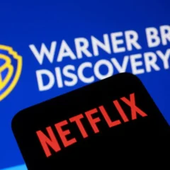 Ilustração dos logos de Netflix e da Warner (Crédito: REUTERS/Dado Ruvic)

