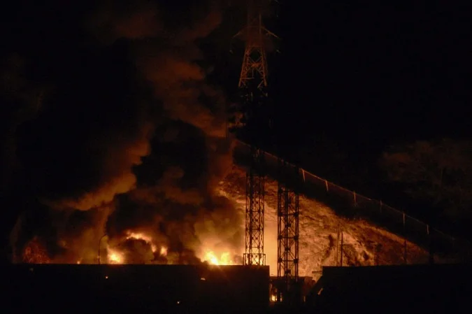 Foto de um incêndio no Forte Tiuna, o maior complexo militar da Venezuela, após uma série de explosões em Caracas em 3 de janeiro de 2026. Fortes explosões, acompanhadas por sons que se assemelham ao sobrevoo de aeronaves, foram ouvidas em Caracas por volta das 2h00 (06h00 GMT) do dia 3 de janeiro, informou um jornalista da AFP. As explosões ocorrem no momento em que o presidente dos EUA, Donald Trump, que mobilizou uma força-tarefa naval para o Caribe, levantou a possibilidade de ataques terrestres contra a Venezuela. (Foto de Luis JAIMES / AFP) - (crédito: AFP)