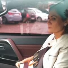 Michelle Bolsonaro deixa o hospital onde aguardava o marido, o ex-presidente brasileiro Jair Bolsonaro, que solicitou autoriza&ccedil;&atilde;o para ser levado a um hospital para exames m&eacute;dicos ap&oacute;s sofrer uma queda na sede da Pol&iacute;cia Federal. O pedido foi negado porque um m&eacute;dico da Pol&iacute;cia Federal considerou que, ap&oacute;s o atendimento inicial, n&atilde;o havia necessidade de interna&ccedil;&atilde;o, segundo comunicado divulgado em Bras&iacute;lia, Brasil, em 6 de janeiro de 2026.