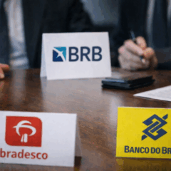 Imagem horizontal realista mostrando uma mesa de reuni&atilde;o com placas dos bancos BRB, Banco do Brasil e Bradesco, enquanto executivos negociam ao fundo. A cena representa a discuss&atilde;o para venda de carteira de cr&eacute;dito entre institui&ccedil;&otilde;es financeiras, ilustrando reportagens sobre opera&ccedil;&otilde;es estrat&eacute;gicas no setor banc&aacute;rio brasileiro. Composi&ccedil;&atilde;o limpa, ilumina&ccedil;&atilde;o corporativa e foco nos logos refor&ccedil;am o contexto financeiro.