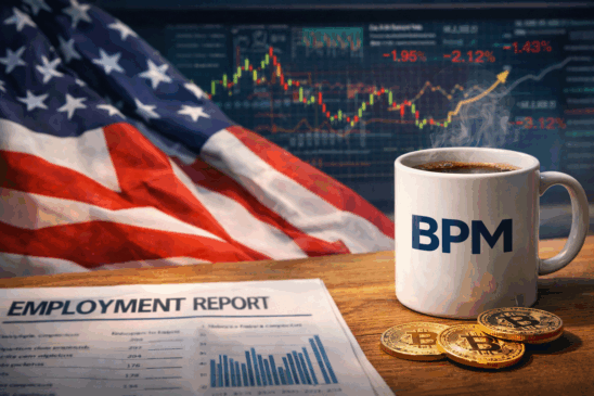 Imagem realista representando o impacto dos dados de emprego dos EUA sobre os mercados financeiros e o Bitcoin. Em destaque, uma xícara de café com a marca "BPM" simboliza o quadro jornalístico "Café com BPM", ao lado de moedas de Bitcoin douradas sobre uma mesa de madeira. Ao fundo, a bandeira dos EUA aparece parcialmente, com um painel digital de gráficos financeiros exibindo quedas nas bolsas. Um relatório de emprego ("Employment Report") reforça o foco nos dados macroeconômicos americanos. Ideal para ilustrar matérias jornalísticas sobre economia, criptomoedas e os reflexos dos indicadores dos EUA nos mercados globais.
