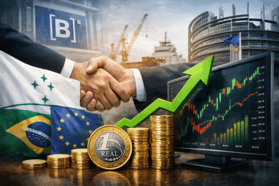 Imagem horizontal e realista que representa o impacto do acordo MERCOSUL-UE no mercado financeiro brasileiro. Em primeiro plano, executivos apertam as mãos simbolizando o acordo comercial entre Mercosul e União Europeia, com as bandeiras do Brasil e da União Europeia ao fundo. À direita, um monitor exibe gráfico de ações em forte alta, com seta verde apontando para cima, indicando valorização na B3. Moedas de real empilhadas reforçam o efeito positivo do MERCOSUL-UE sobre investimentos, exportações e empresas listadas na bolsa brasileira. Ao fundo, aparecem o prédio da B3, navios cargueiros e estruturas portuárias, conectando o acordo MERCOSUL-UE ao comércio internacional, logística e mercado de capitais.