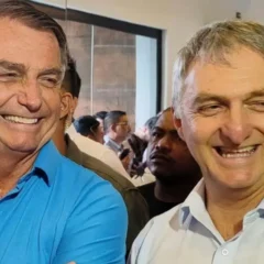 Jair Bolsonaro e Renato Bolsonaro sorrindo