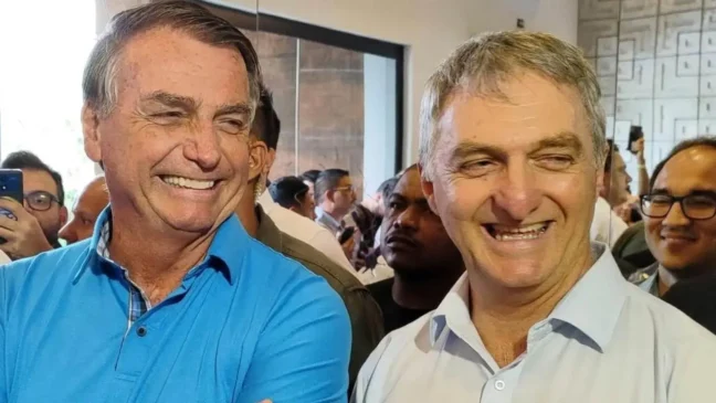 Jair Bolsonaro e Renato Bolsonaro sorrindo