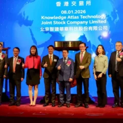 O presidente da empresa, Liu Debing (quinto da direita para a esquerda), e convidados posam durante o lan&ccedil;amento da oferta p&uacute;blica inicial da Zhipu na Bolsa de Valores de Hong Kong
Forbes/Reprodu&ccedil;&atilde;o