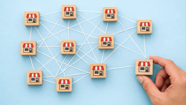 Blocos de madeira conectados espelhando franquia