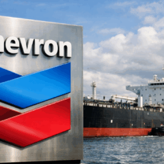 placa da chevron em frente a navio de petr&oacute;leo