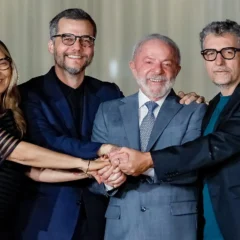 A primeira-dama Janja e o presidente Lula recebem o ator Wagner Moura e o cineasta Kleber Mendon&ccedil;a Filho. Foto: Ricardo Stuckert/PR
