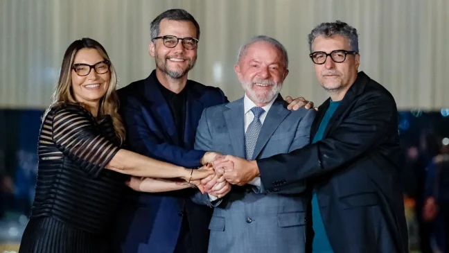 A primeira-dama Janja e o presidente Lula recebem o ator Wagner Moura e o cineasta Kleber Mendonça Filho. Foto: Ricardo Stuckert/PR
