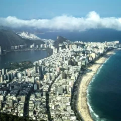 Vista a&eacute;rea da Praia do Arpoador, no Leblon, regi&atilde;o com o metro quadrado mais caro do Brasil, segundo o FipeZap

