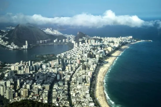 Vista aérea da Praia do Arpoador, no Leblon, região com o metro quadrado mais caro do Brasil, segundo o FipeZap

