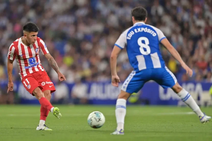 Thiago Almada, do Atlético de Madrid, passa a bola durante a partida contra o Espanyol, válida pela La Liga 2025/26 (Foto: Manaure Quintero/AFP)