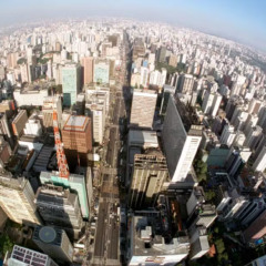 Imagem a&eacute;rea da regi&atilde;o central de S&atilde;o Paulo, com a Avenida Paulista no centro da imagem de maio de 2000