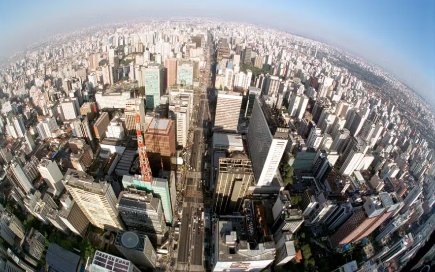 Imagem aérea da região central de São Paulo, com a Avenida Paulista no centro da imagem de maio de 2000