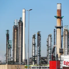 Uma vis&atilde;o geral da refinaria Exxonmobil ou Exxon Mobil no Porto de Roterd&atilde;. Foto: Getty Images/ Dean Mouhtaropoulos
