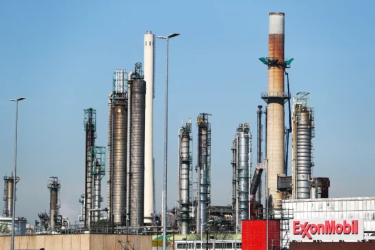 Uma visão geral da refinaria Exxonmobil ou Exxon Mobil no Porto de Roterdã. Foto: Getty Images/ Dean Mouhtaropoulos
