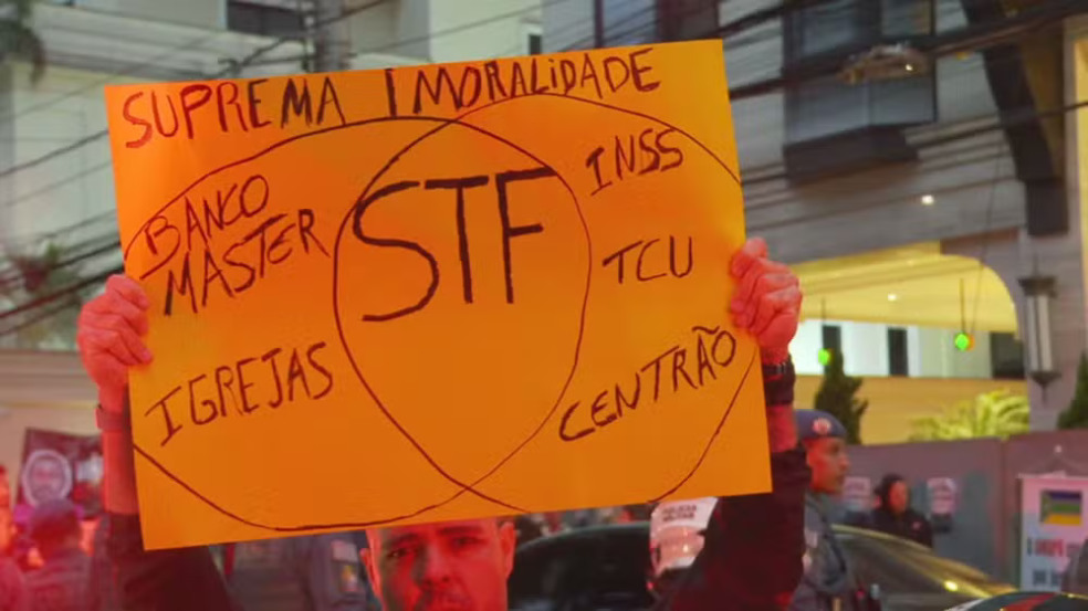 Manifestantes pedem transparência em investigação no caso do Banco Master — Foto: GloboNews
Manifestantes pedem transparência em investigação no caso do Banco Master — Foto: GloboNews