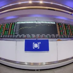 Painel da B3 mostra o Ibovespa em alta, pr&oacute;ximo dos 163 mil pontos, enquanto o d&oacute;lar opera em queda, refletindo um cen&aacute;rio positivo para o mercado financeiro brasileiro e impactos favor&aacute;veis na importacao, com gr&aacute;ficos digitais e indicadores econ&ocirc;micos em destaque.