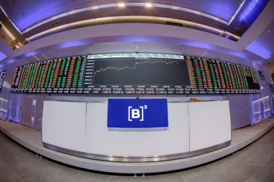 Painel da B3 mostra o Ibovespa em alta, próximo dos 163 mil pontos, enquanto o dólar opera em queda, refletindo um cenário positivo para o mercado financeiro brasileiro e impactos favoráveis na importacao, com gráficos digitais e indicadores econômicos em destaque.