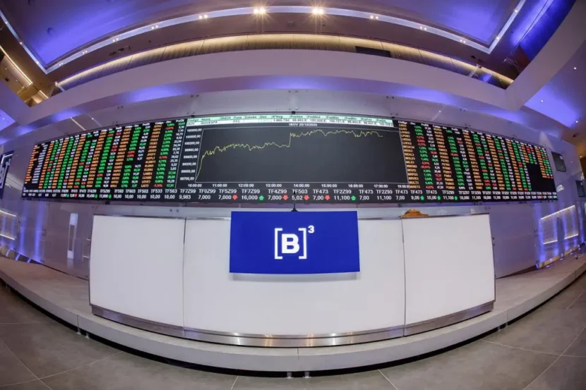Painel da B3 mostra o Ibovespa em alta, próximo dos 163 mil pontos, enquanto o dólar opera em queda, refletindo um cenário positivo para o mercado financeiro brasileiro e impactos favoráveis na importacao, com gráficos digitais e indicadores econômicos em destaque.