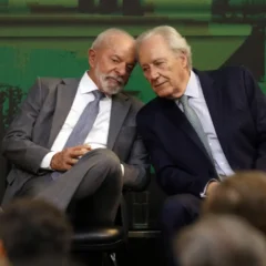 Bras&iacute;lia (DF), 07/08/2025 - Presidente da Rep&uacute;blica, Luiz In&aacute;cio Lula da Silva, conversa com o ministro da Justi&ccedil;a, Ricardo Lewandowski, durante cerim&ocirc;nia de inaugura&ccedil;&atilde;o escultura de Burle Marx no minist&eacute;rio da Justi&ccedil;a. Foto: Bruno Peres/Ag&ecirc;ncia Brasil
