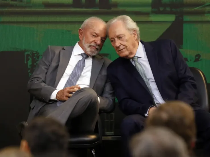 Brasília (DF), 07/08/2025 - Presidente da República, Luiz Inácio Lula da Silva, conversa com o ministro da Justiça, Ricardo Lewandowski, durante cerimônia de inauguração escultura de Burle Marx no ministério da Justiça. Foto: Bruno Peres/Agência Brasil
