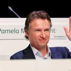 Dolf van den Brink em reuni&atilde;o de acionistas em Amsterd&atilde; 